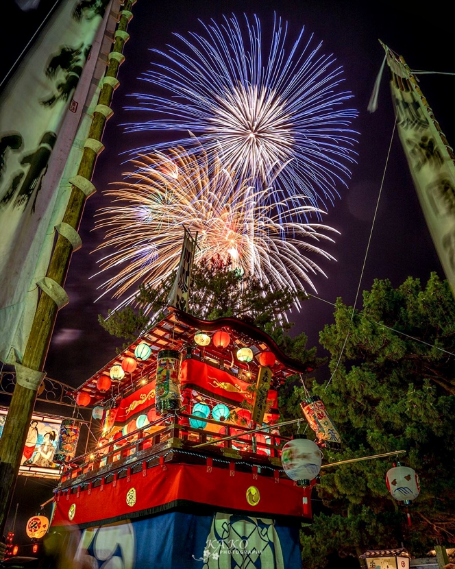 日本摄影师kako拍下同时有烟花与神桥的祭典:大淀只园祭,七夕切子灯笼